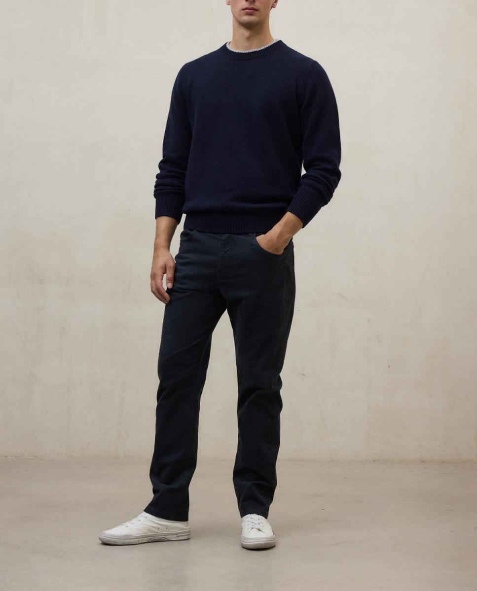 Imagen 0 de Pantalones hombre tiro medio y corte regular.