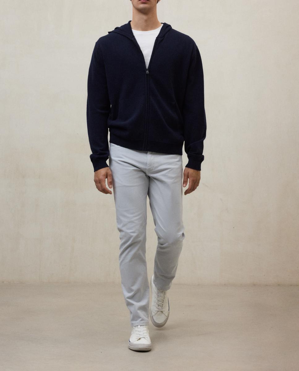 Imagen 0 de Pantalones hombre tiro medio y corte regular.