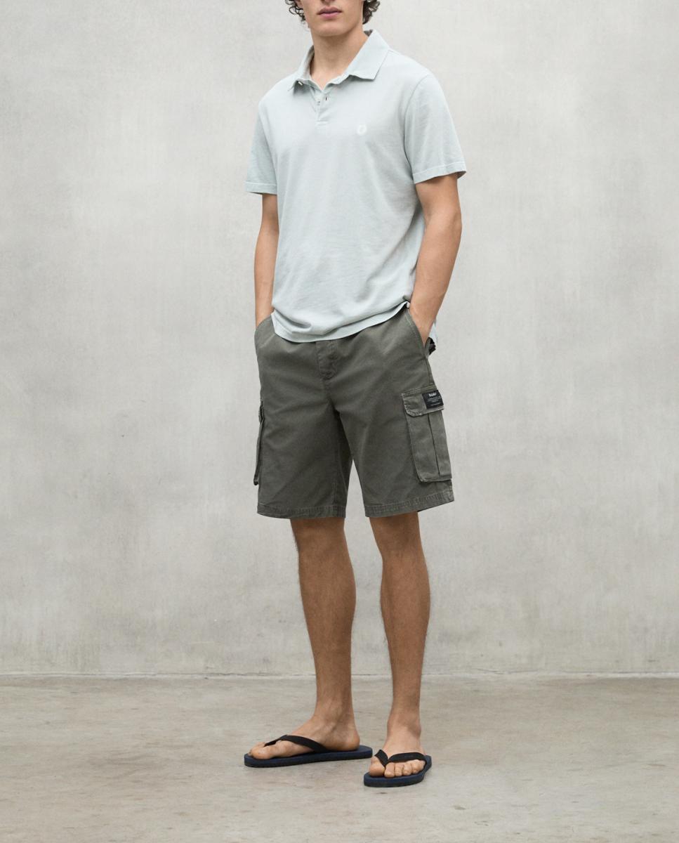 Imagen 0 de El polo Theo es un polo de manga corta atemporal hecho de algodón orgánico 50%, material cultivado de manera natural