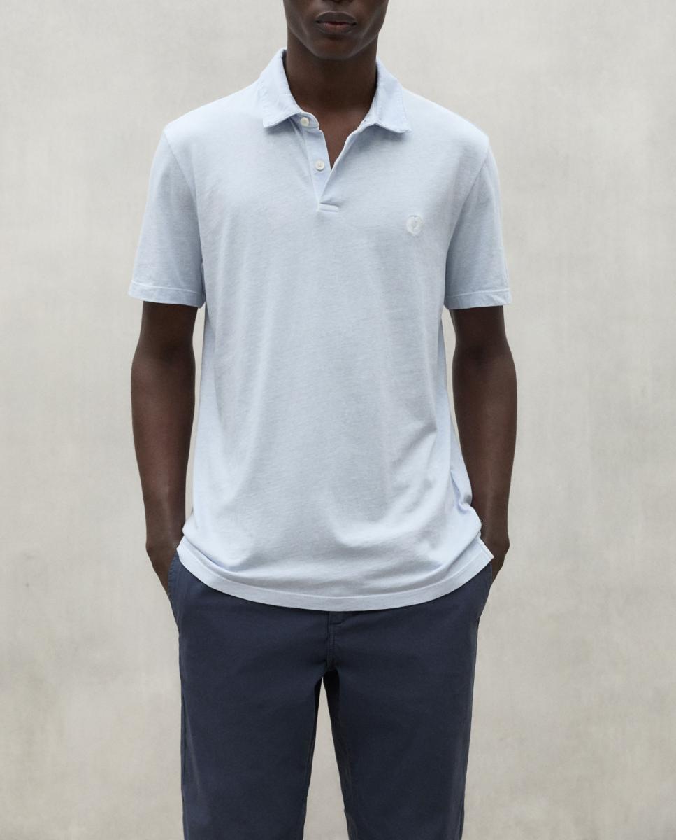 Imagen 0 de El polo Theo es un polo de manga corta atemporal hecho de algodón orgánico 50%, material cultivado de manera natural