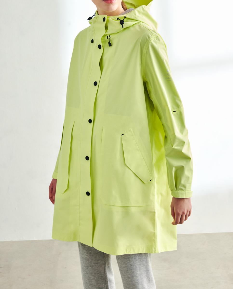 Imagen 0 de Chaqueta impermeable con capucha ajustable, cierre frontal con botones y bolsillos laterales.