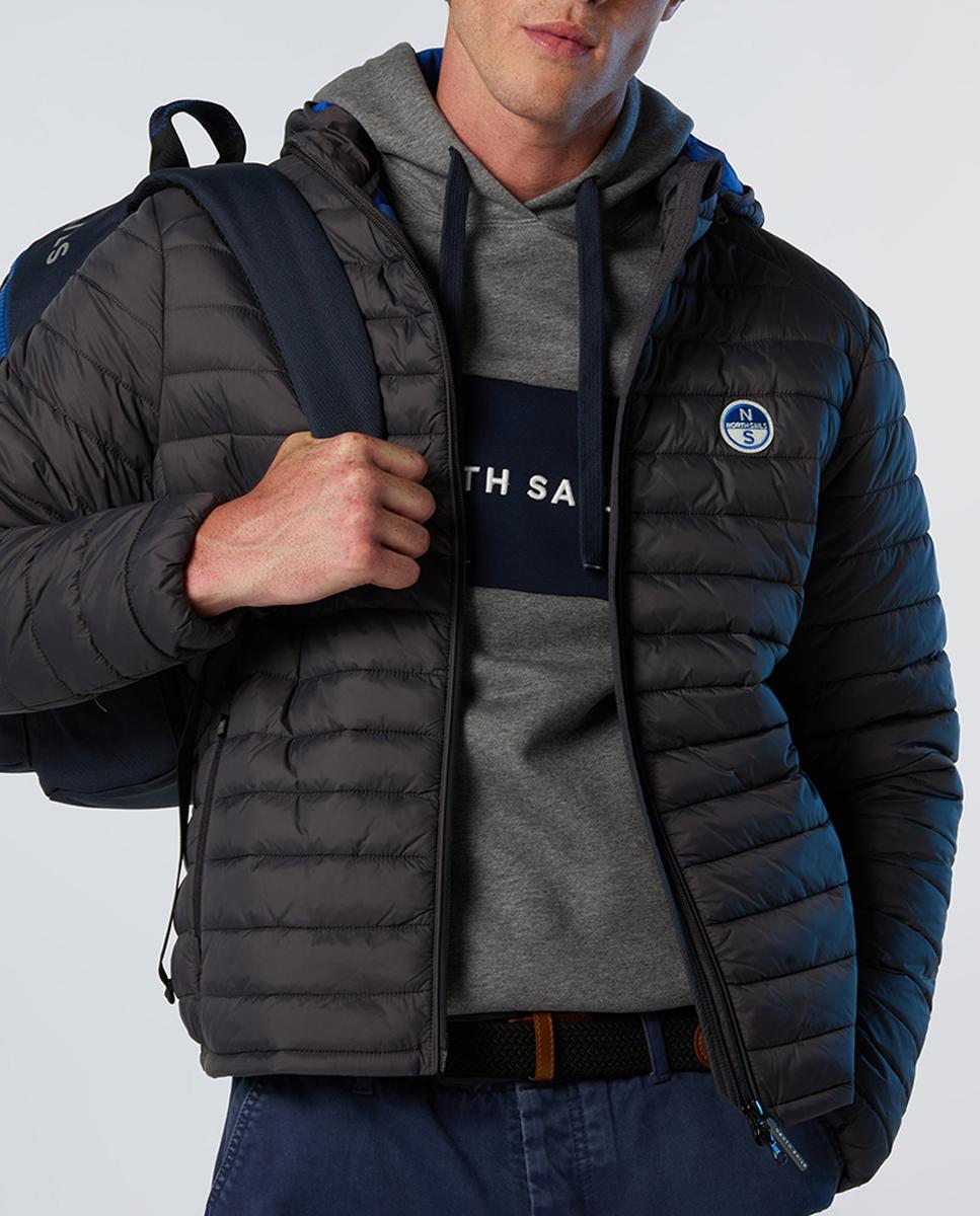 Imagen 0 de Chaqueta ultraligera en nylon reciclado con relleno térmico y capucha desmontable.