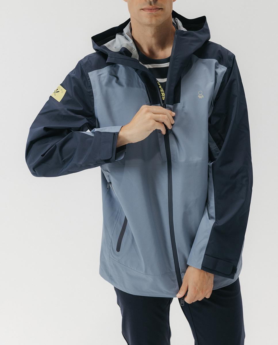 Imagen 0 de Parka de hombre con tejido técnico ultraligero con contrastes de color y capucha