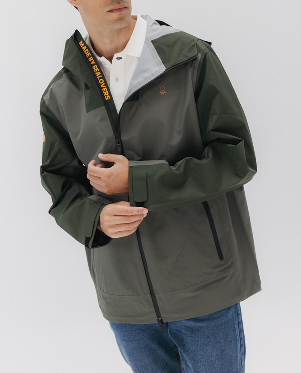 Imagen 0 de Parka de hombre con tejido técnico ultraligero con contrastes de color y capucha