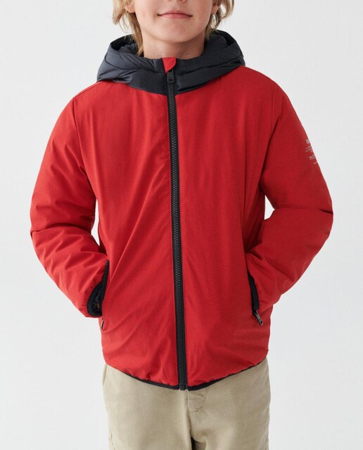 Imagen 0 de Chaqueta niño con capuña, bolsillos laterales y logo en manga