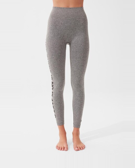 Imagen 0 de Legging con cintura alta elástica y estampado lateral con mensaje.