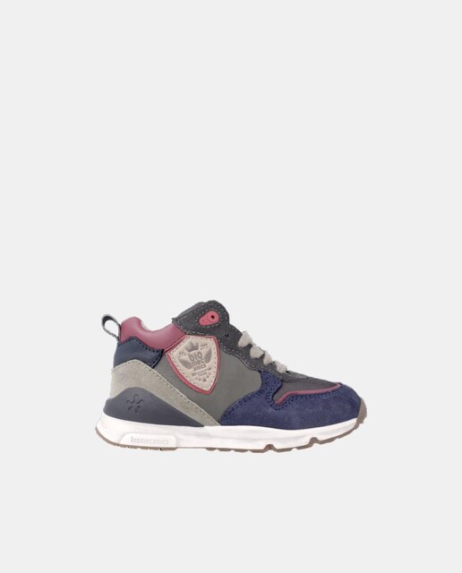 Imagen 0 de Zapatillas de niño tipo running bajas en piel con detalle de escudo y cremallera