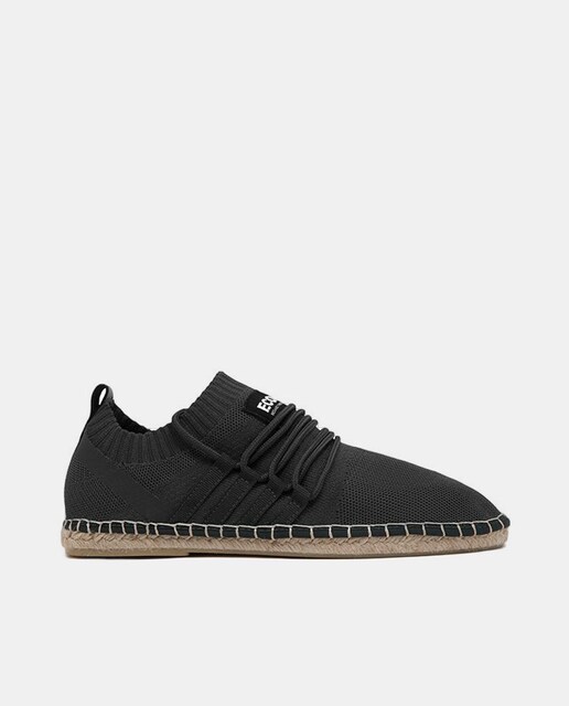 Imagen 0 de Alpargatas con diseño tipo slip-on, cordones elásticos y suela de yute.