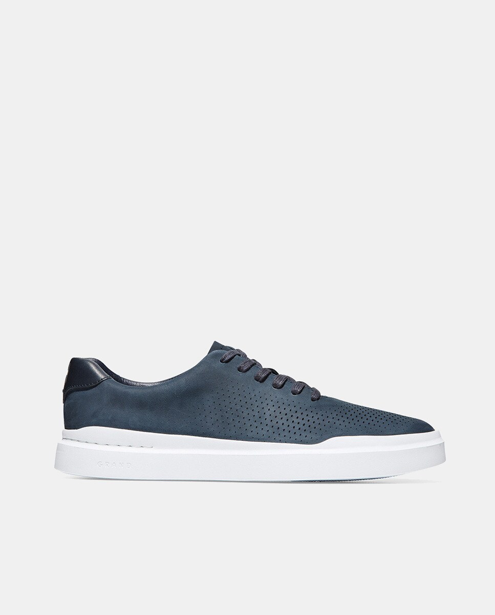 Imagen 0 de Zapatillas de hombre en azul marino bajas tipo casco con perforaciones láser y suela EVA
