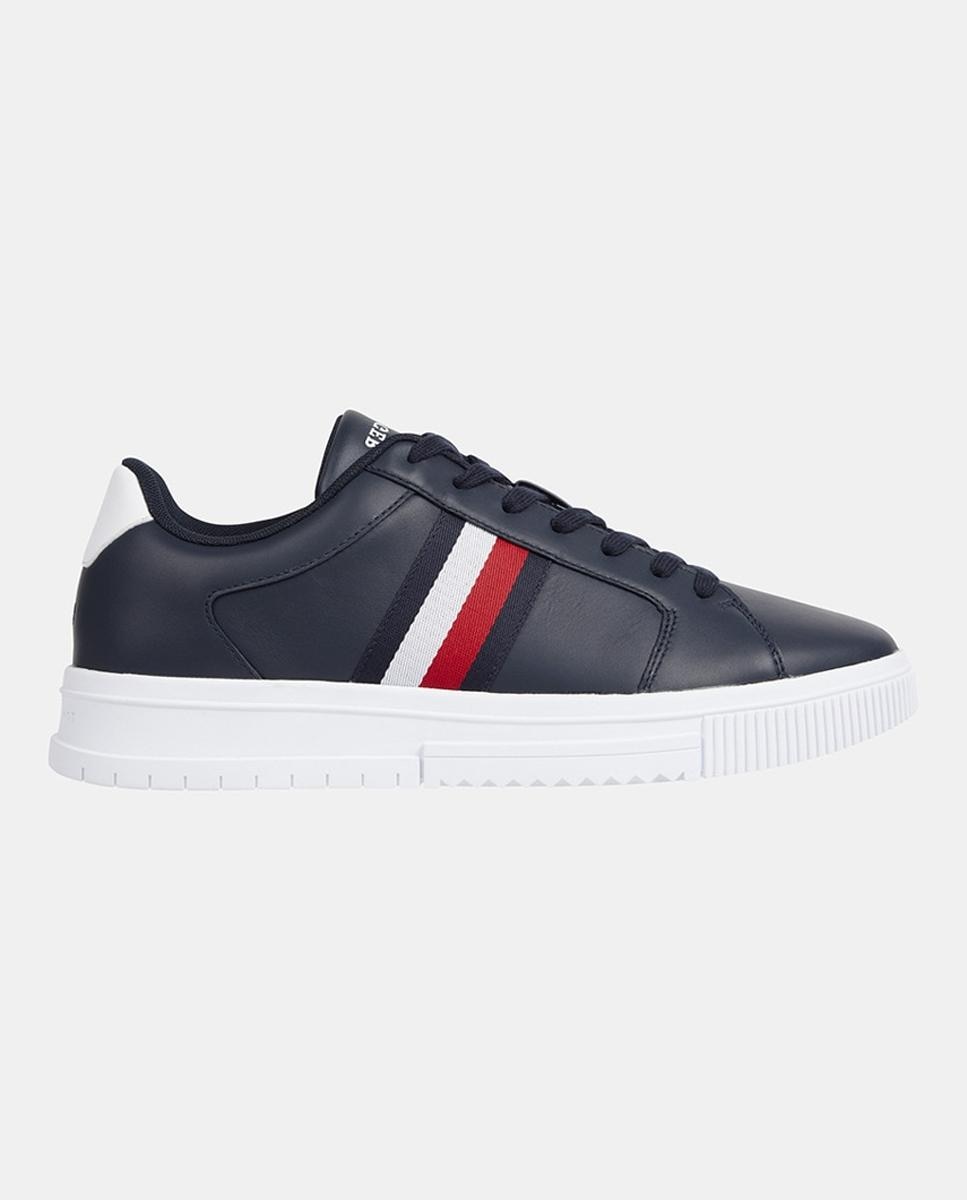 Imagen 0 de Zapatillas de hombre tipo casco bajas en piel con branding lateral