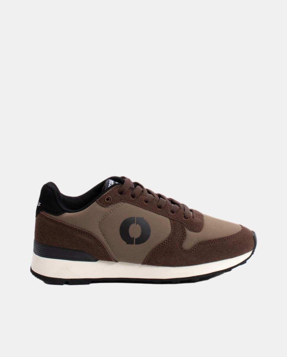 Imagen 0 de Zapatilla deportiva con cordones y suela engomada.