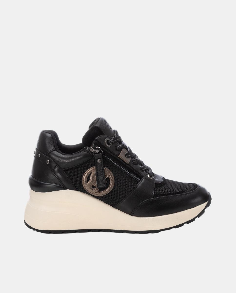 Imagen 0 de Zapatilla de mujer de piel con cuña y detalles metalizados