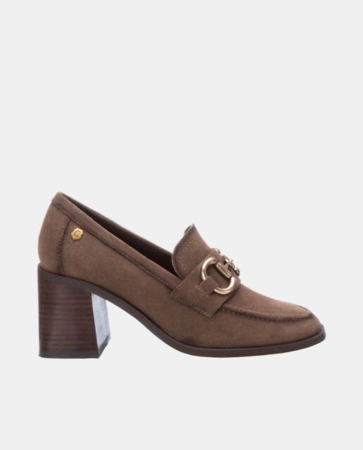 Imagen 0 de Mocasín de mujer de serraje con tacón ancho y antifaz decorativo