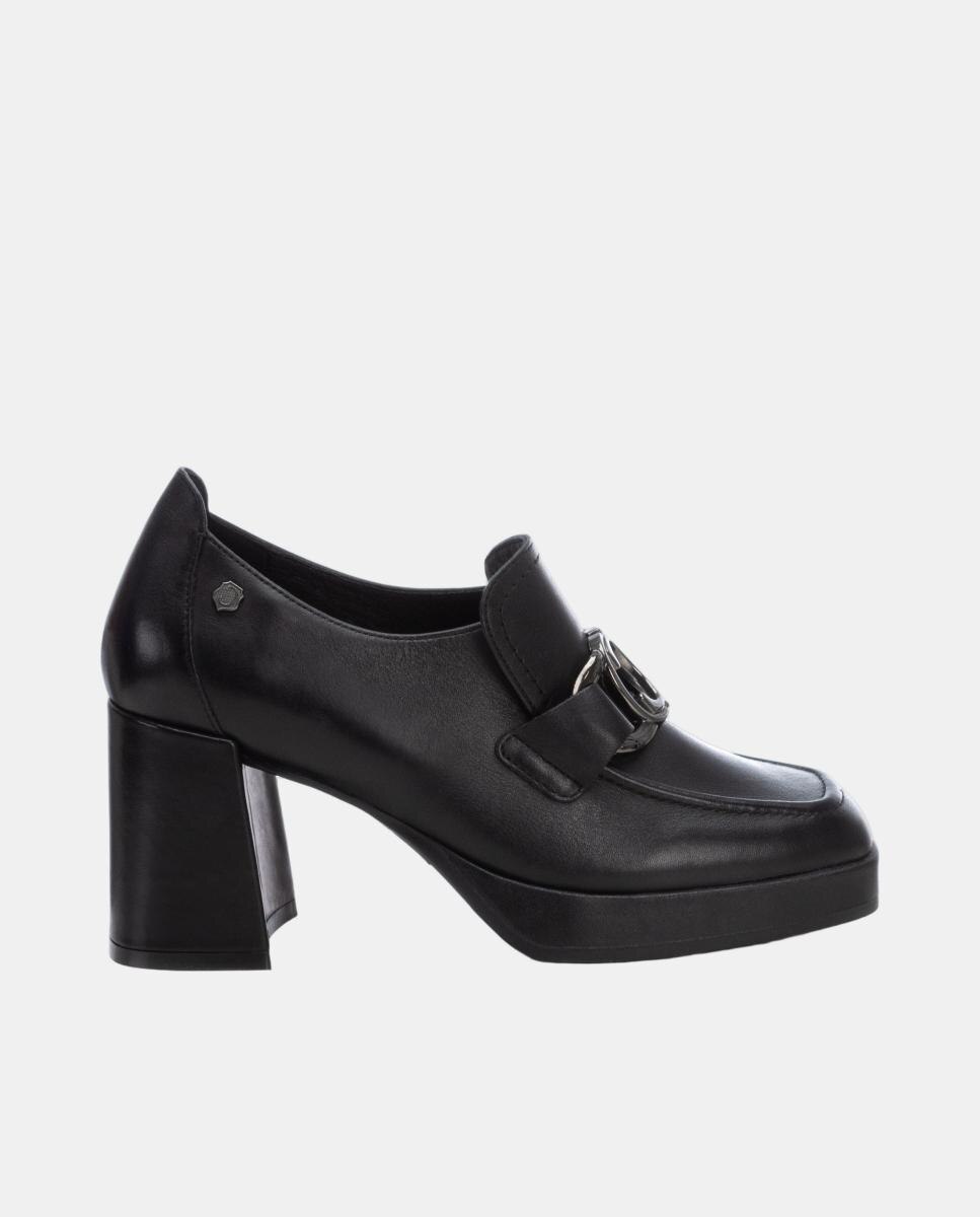 Imagen 0 de Mocasín de mujer de piel con tacón y detalle metálico