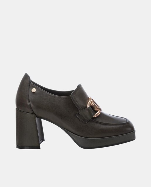 Imagen 0 de Mocasín de mujer de piel con tacón y detalle metálico