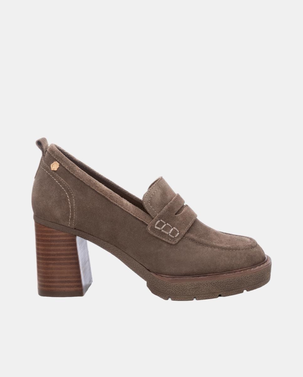 Imagen 0 de Mocasín de mujer de serraje con tacón y antifaz decorativo