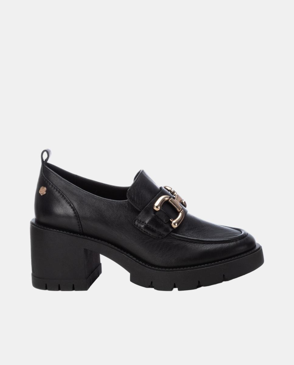 Imagen 0 de Mocasín de mujer de piel con tacón y detalle metálico