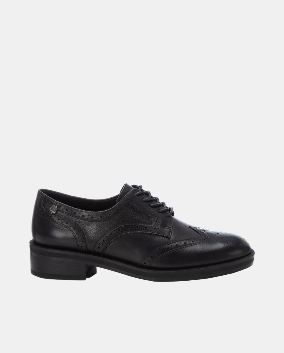 Imagen 0 de Mocasín de mujer de piel con calados decorativos