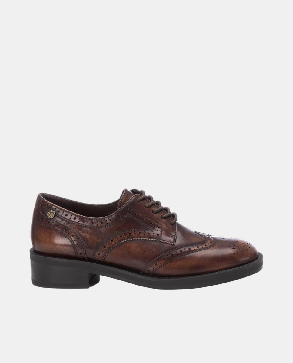 Imagen 0 de Mocasín de mujer de piel con calados decorativos
