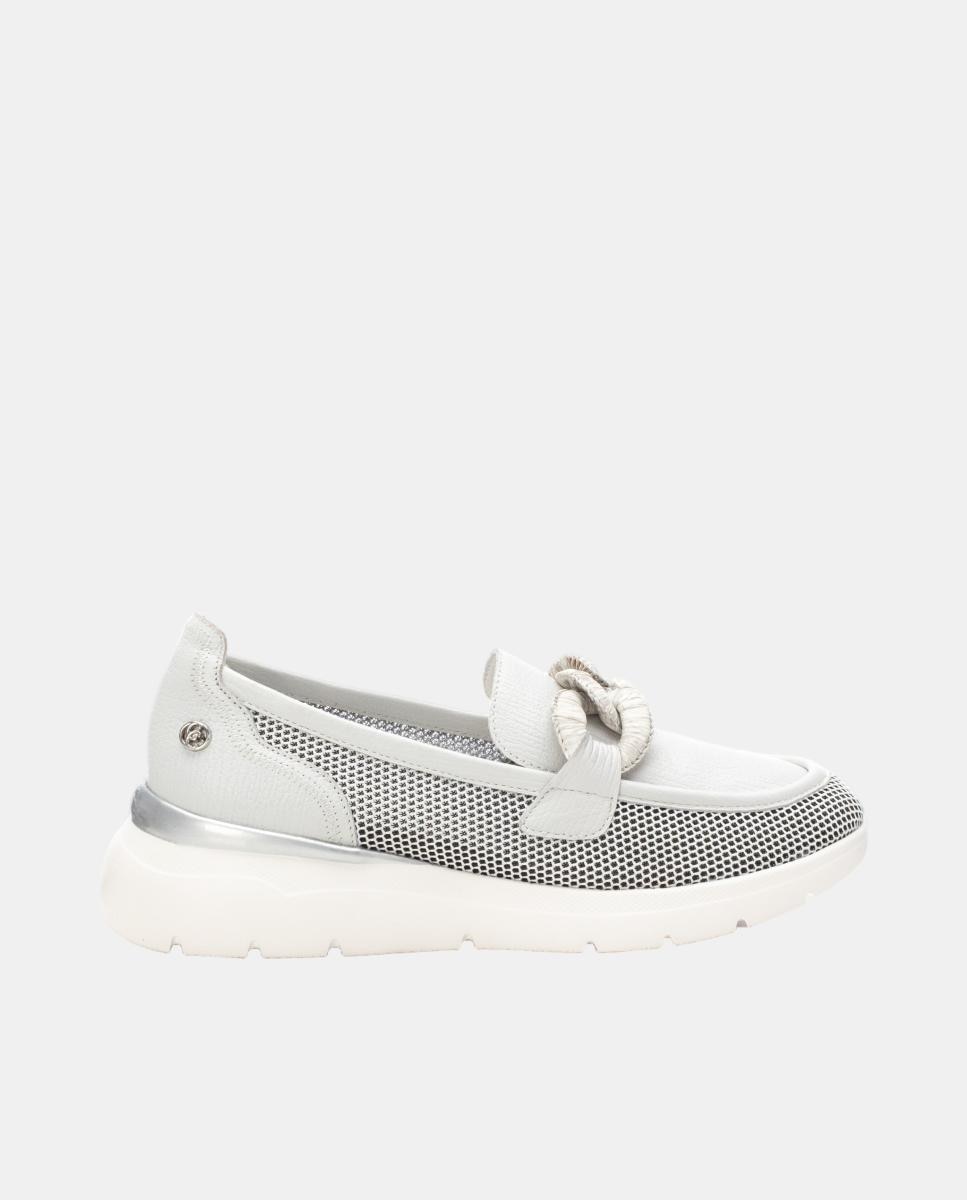 Imagen 0 de Mocasín de mujer, en piel con lateral y puntera diseñado en rejilla