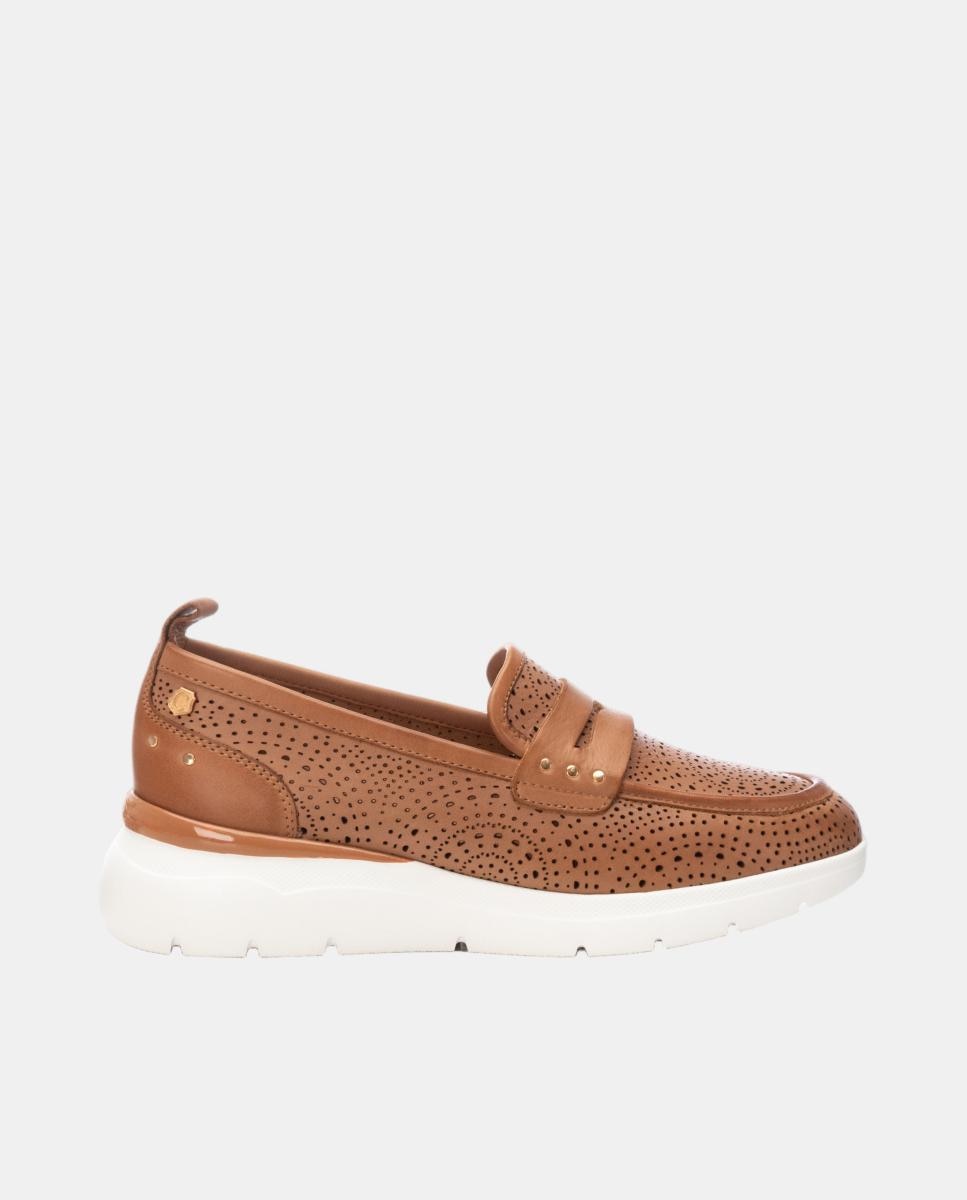 Imagen 0 de Mocasín de mujer, en piel con diseño en picados