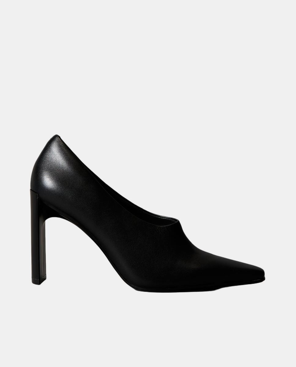 Imagen 0 de Zapato de mujer en piel abotinado con tacón.