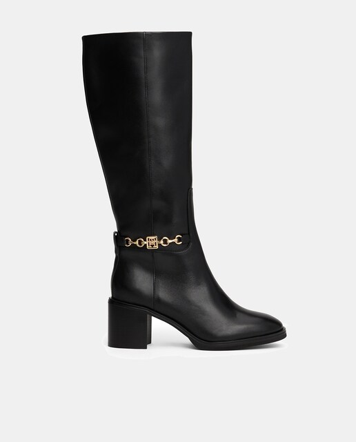 Imagen 0 de Botas de caña alta en piel con detalle cadena dorada en el lateral de Tommy Hilfiger