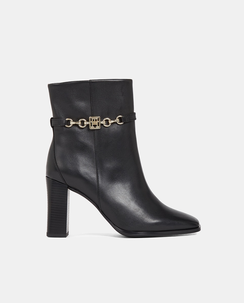 Imagen 0 de Botas de piel con tacón ancho y cadena dorada con distintivo de Tommy Hilfiger