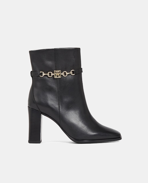 Imagen 0 de Botas de piel con tacón ancho y cadena dorada con distintivo de Tommy Hilfiger