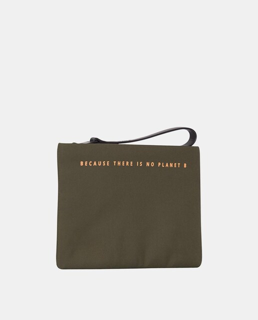 Imagen 0 de Pouch mediano de materiales reciclado en verde militar