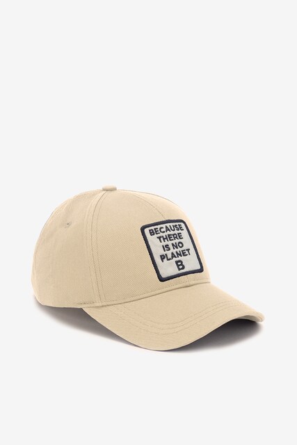 Imagen 0 de La gorra Patch está hecha de Algodón orgánico 100%, material cultivado sin usar pesticidas, insecticidas ni fertilizantes.