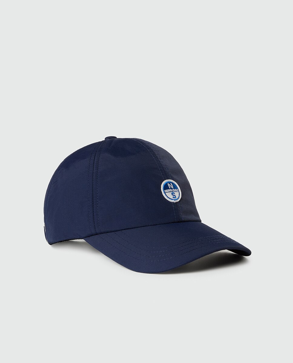 Imagen 0 de Gorra de taslan reciclado con forro polar, logo frontal en fieltro y cierre ajustable.