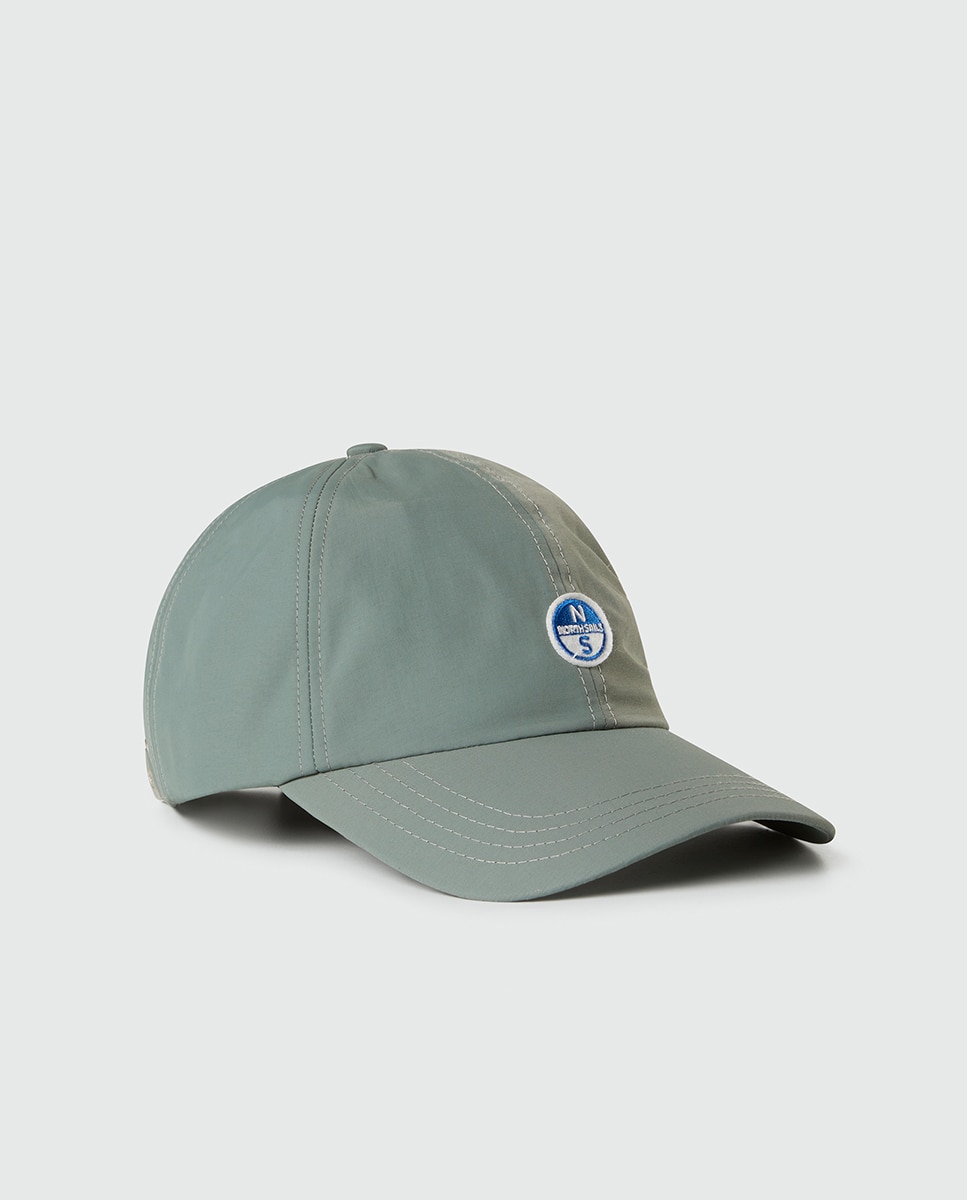 Imagen 0 de Gorra de taslan reciclado con forro polar, logo frontal en fieltro y cierre ajustable.