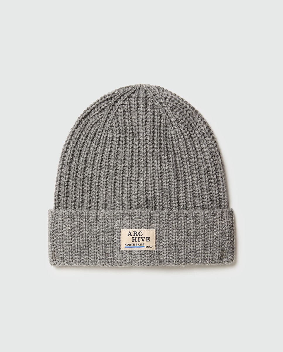 Imagen 0 de Gorro vintage en lana mezclada con vuelta, etiqueta "Archive" y parche frontal en algodón.