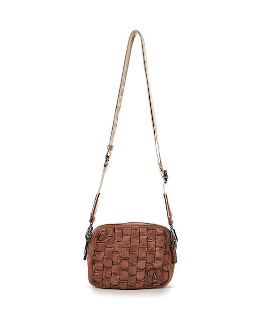 Imagen 0 de Bandolera mediana de piel trenzada en marrón con cierre cremallera