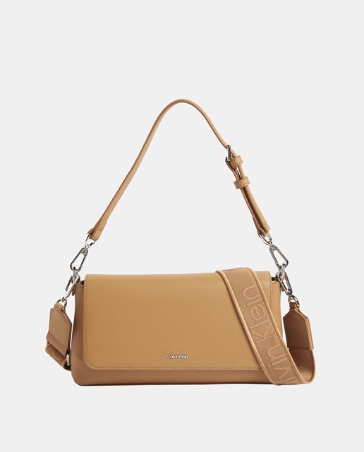 Imagen 0 de Bolso de hombro con logo matálico en el frontal