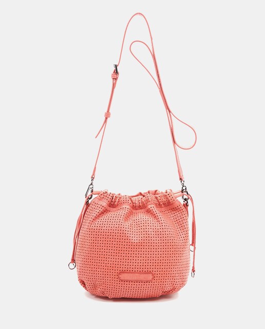 Imagen 0 de Bandolera tipo saco de piel troquelada en coral