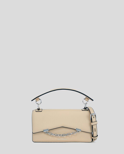 Imagen 0 de Bolso de mujer con detalle metálico distintivo en la parte frontal y una asa superior