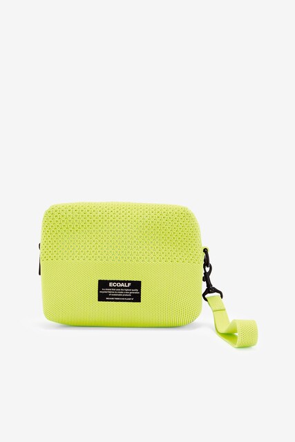 Imagen 0 de El bolso clutch Tika forma parte de nuestra Colección Hilo del mar, elaborada con botellas de plástico recicladas