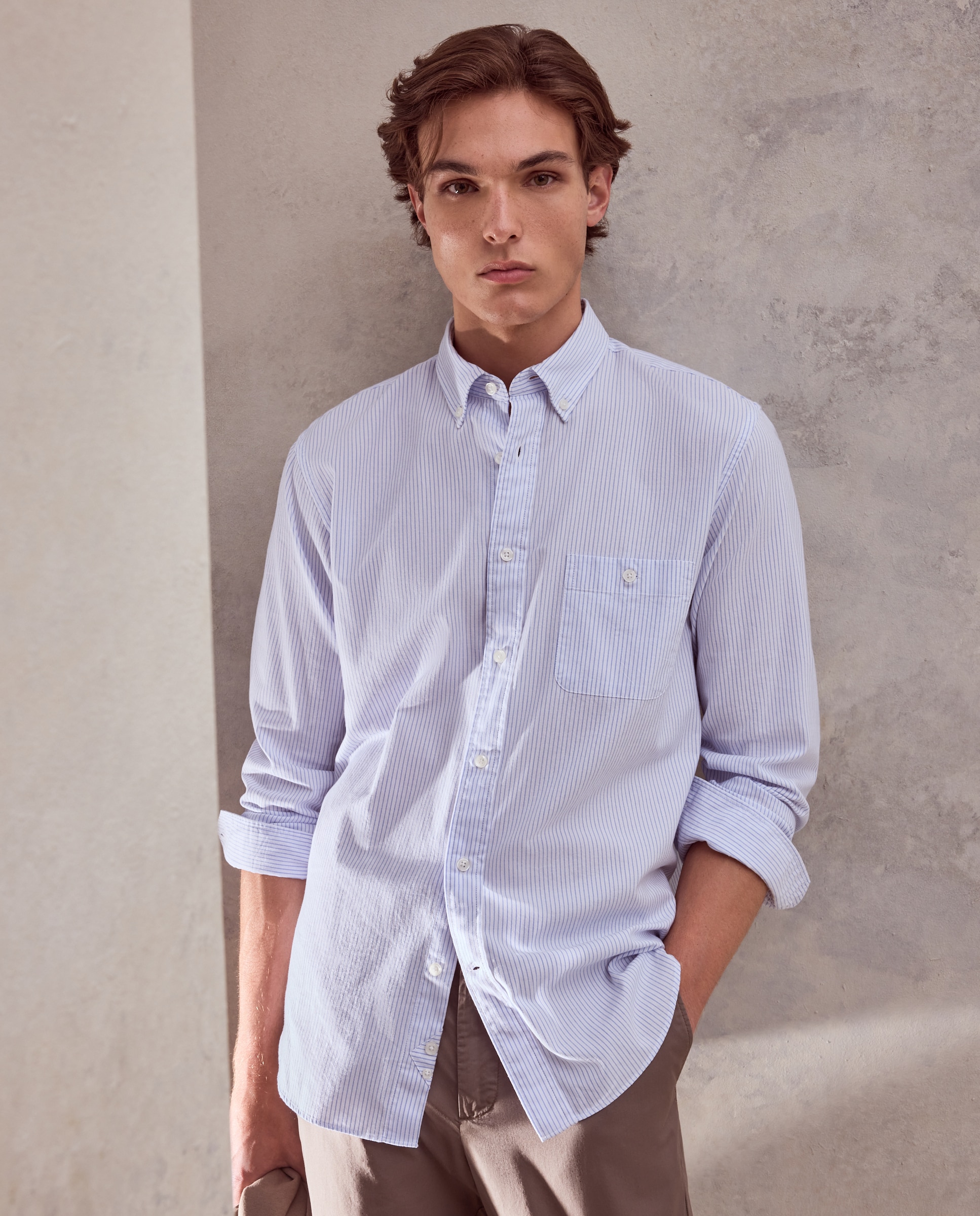 Imagem 0 de Camisa Oxford Desportiva às Riscas com Fundo Branco.