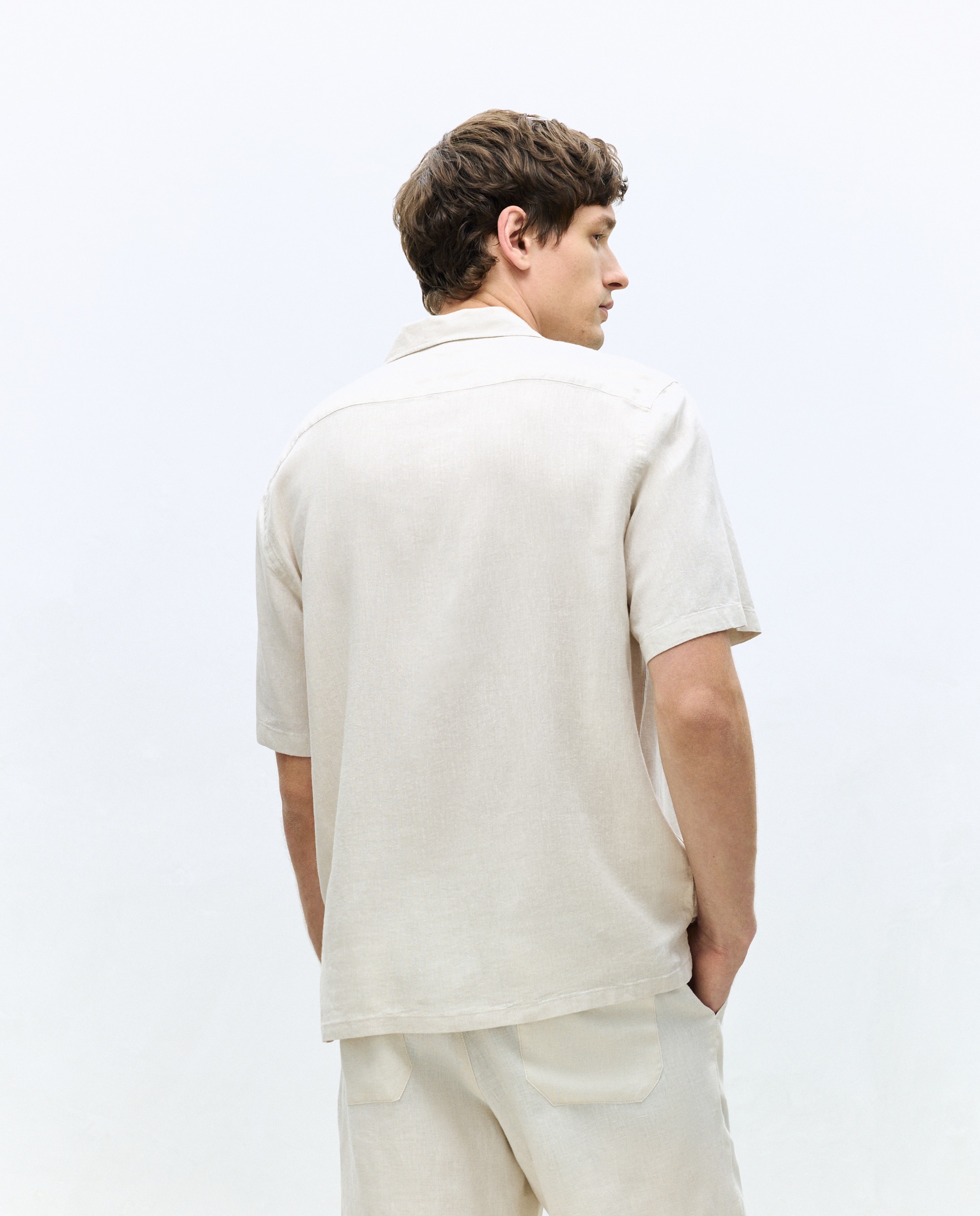 Camisa de Colarinho Bowling às Riscas Classic Fit com Manga Curta Bege-3
