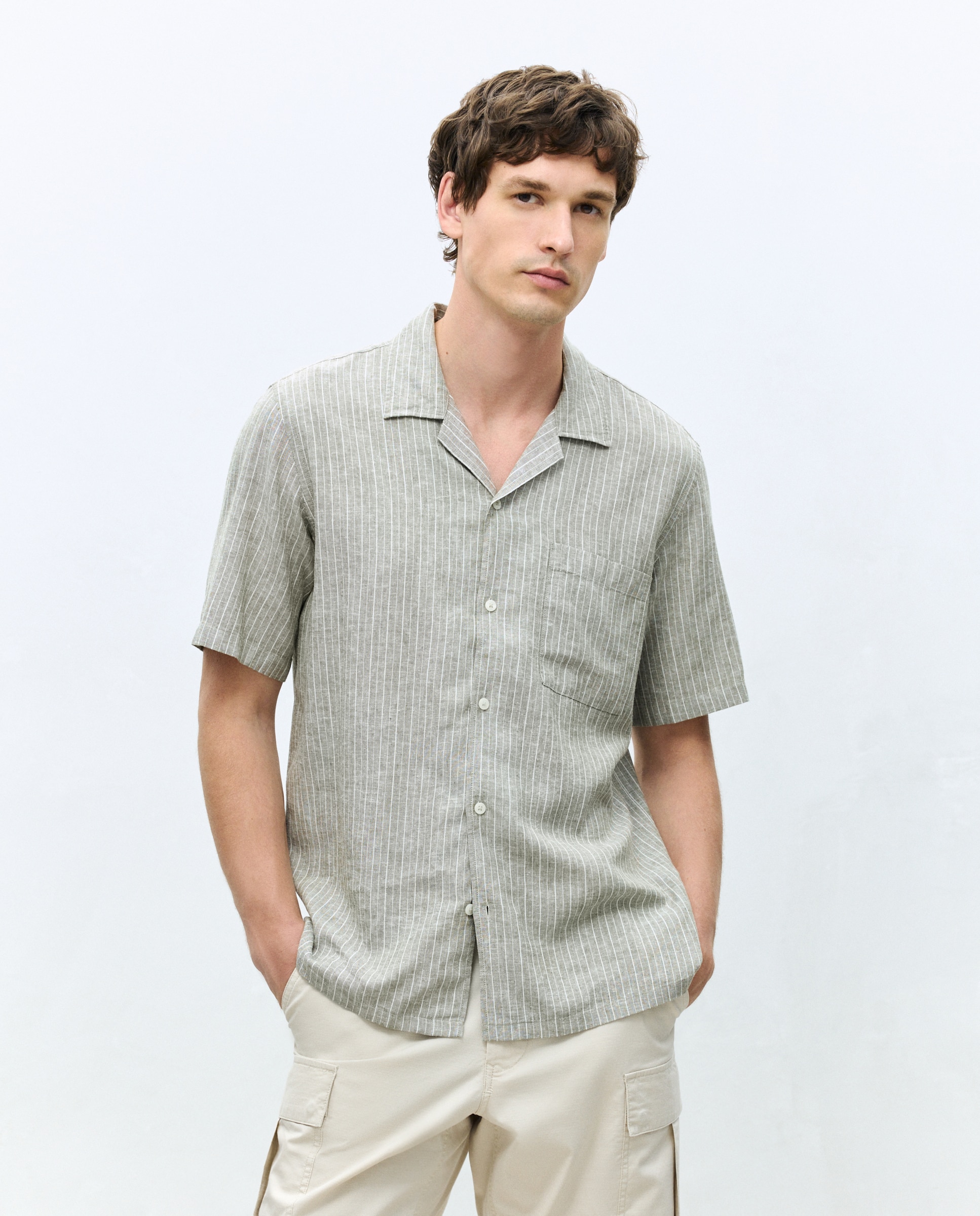 Camisa de Colarinho Bowling às Riscas Classic Fit com Manga Curta Verde-2