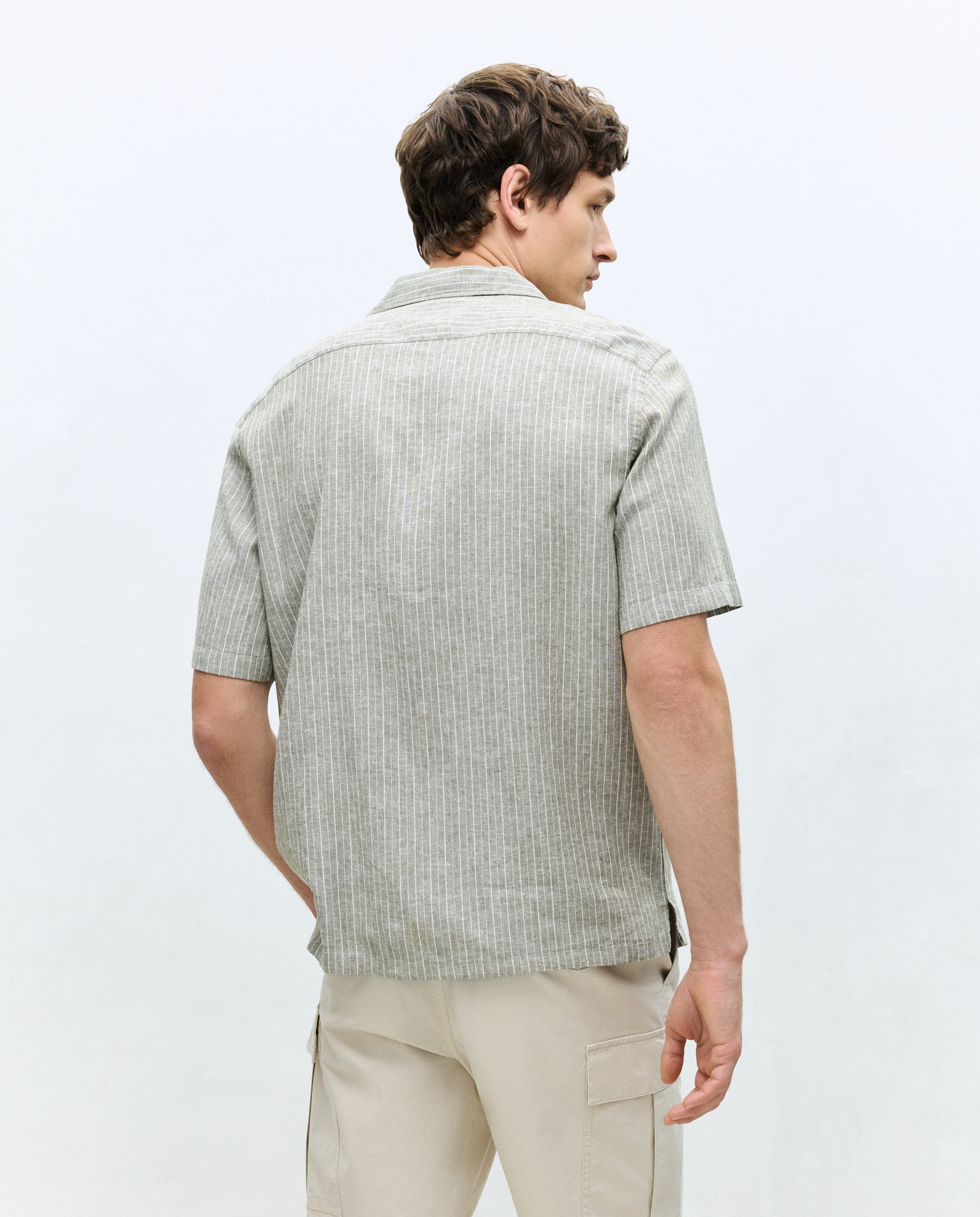 Camisa de Colarinho Bowling às Riscas Classic Fit com Manga Curta Verde-3
