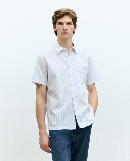 Camisa de manga corta lino algodón raya con el fondo blanco regular fit.