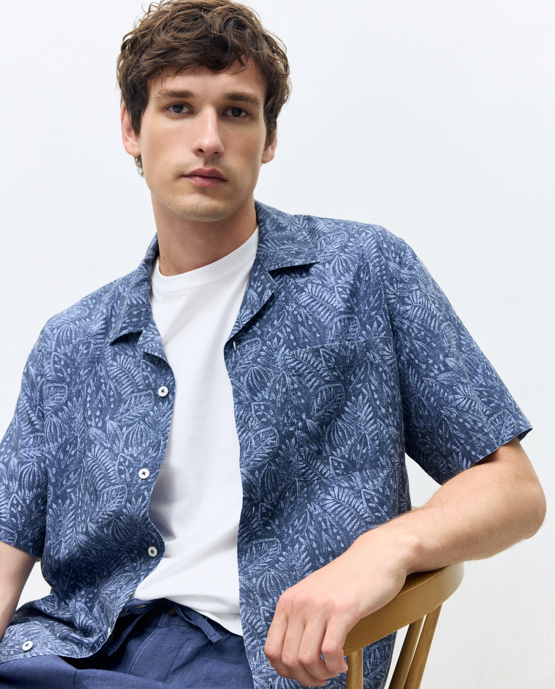 Camisa Classic Fit com Estampado de Folhas, Manga Curta e Colarinho Bowling Multicolor-1