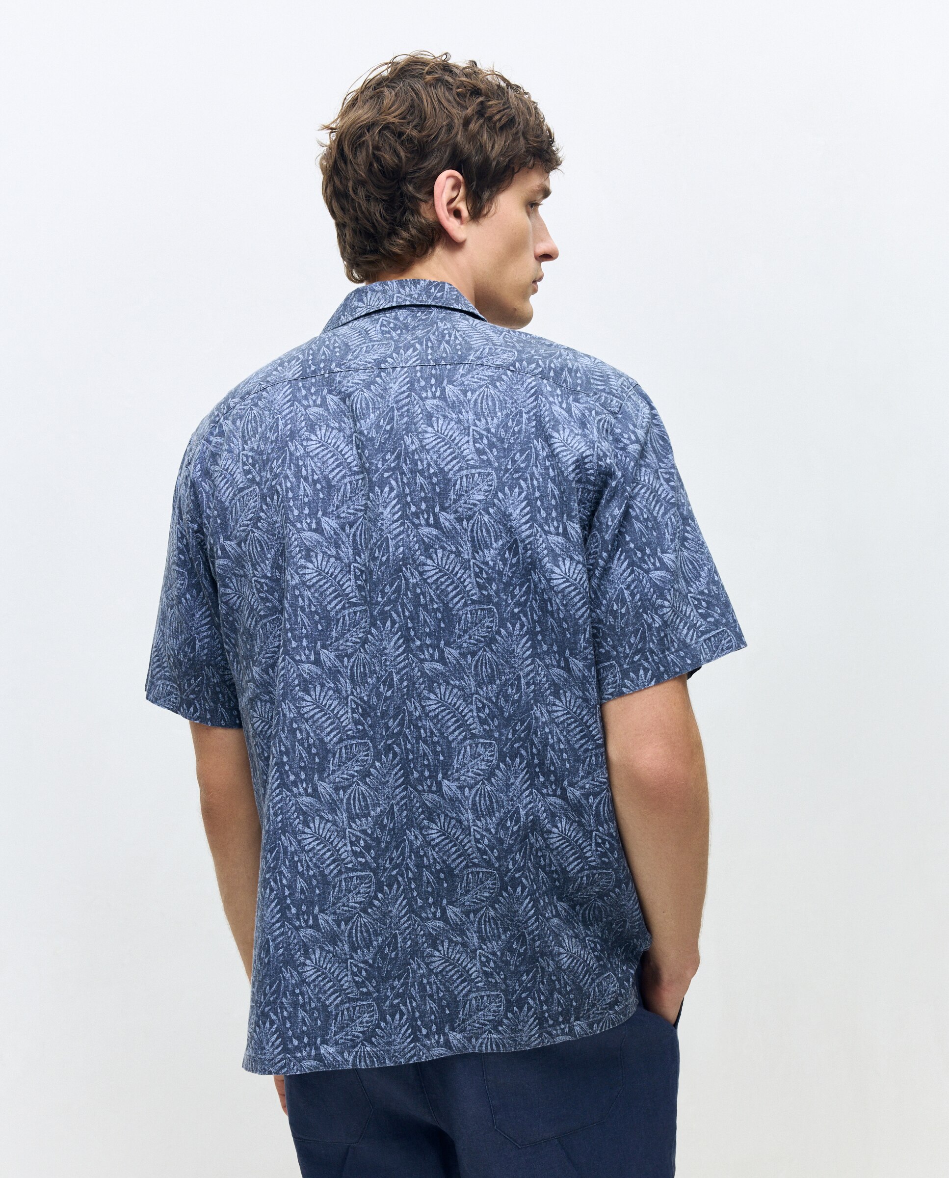 Camisa Classic Fit com Estampado de Folhas, Manga Curta e Colarinho Bowling Multicolor-3