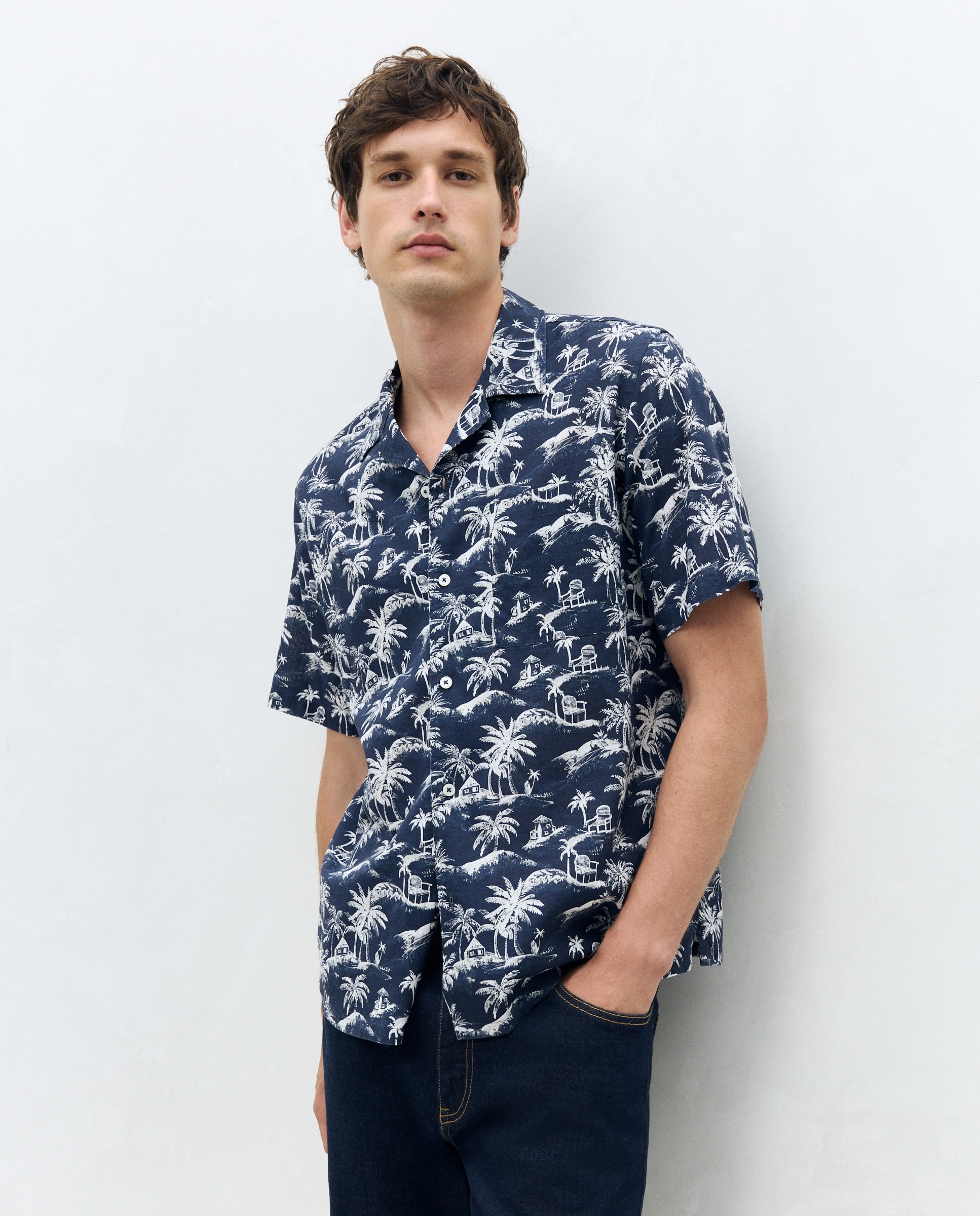 Imagem 0 de Camisa Classic Fit com Estampado de Palmeiras, Manga Curta e Colarinho Bowling.