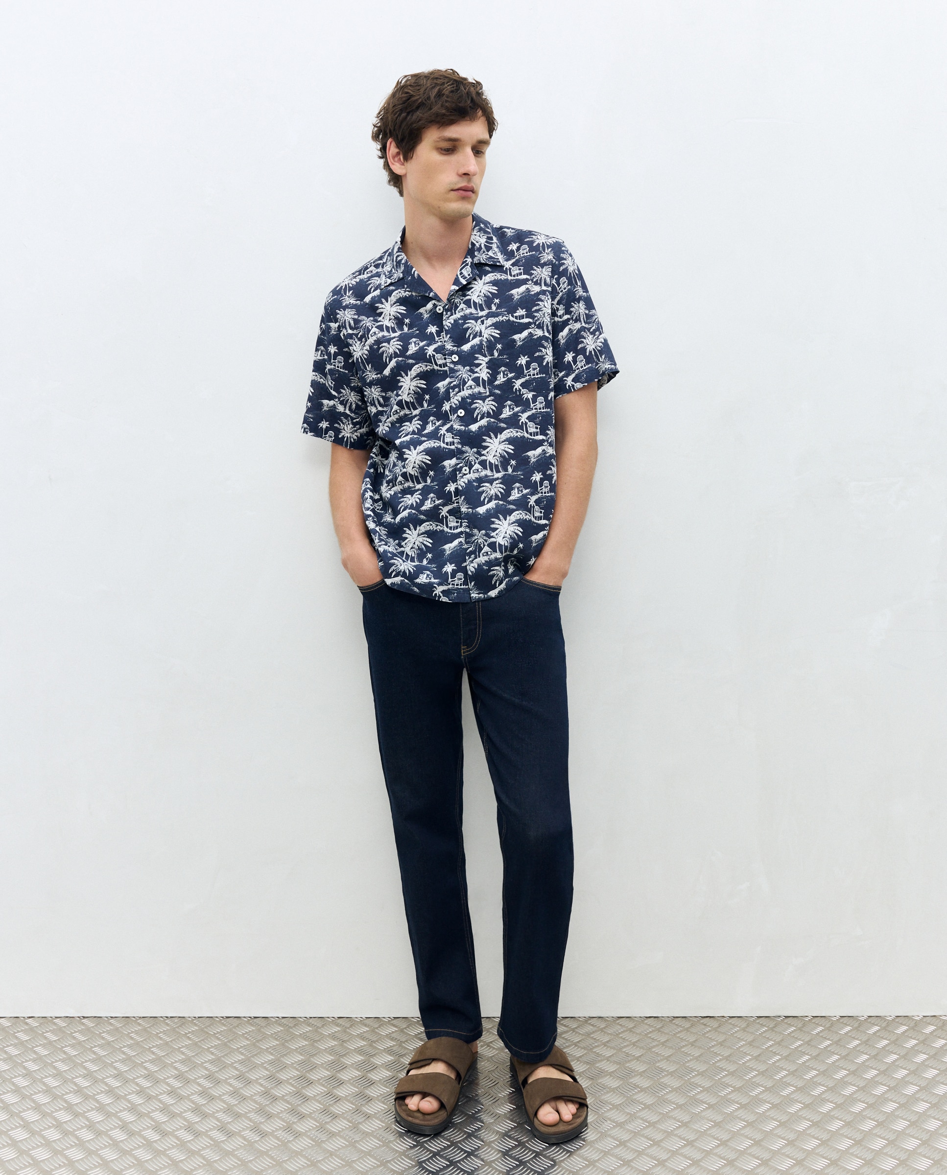 Camisa Classic Fit com Estampado de Palmeiras, Manga Curta e Colarinho Bowling. Azul-2
