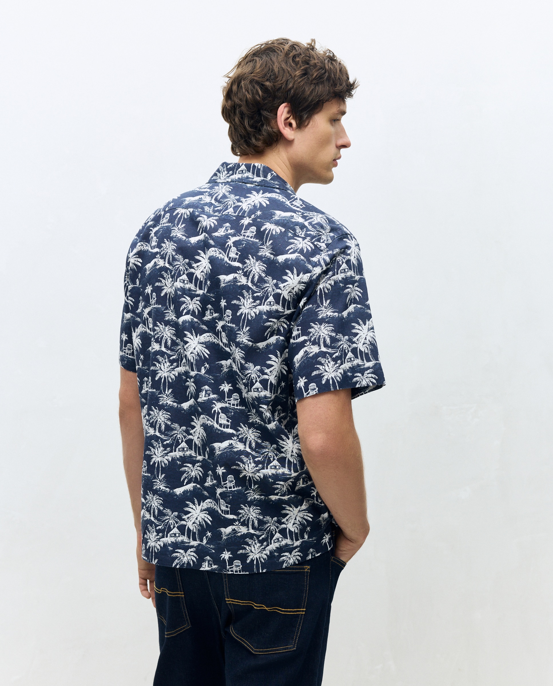 Camisa Classic Fit com Estampado de Palmeiras, Manga Curta e Colarinho Bowling. Azul-4