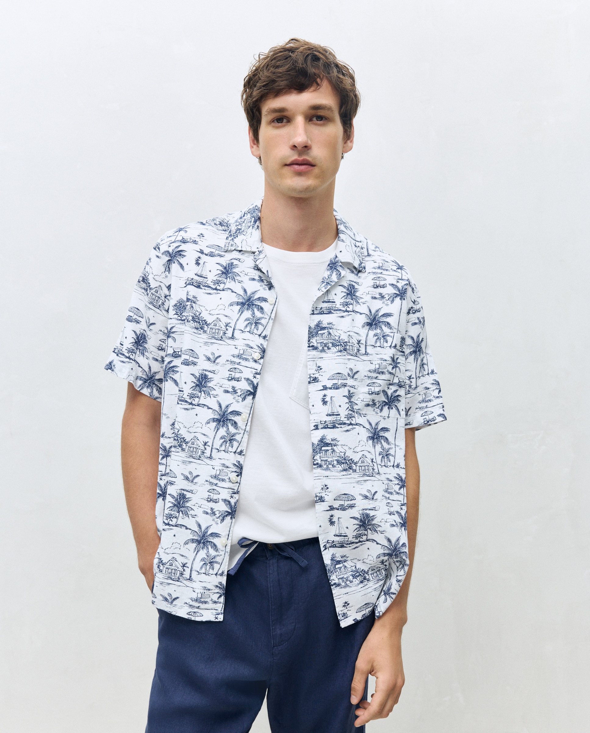 Imagem 0 de Camisa Classic Fit com Estampado de Verão, Manga Curta e Colarinho Bowling.
